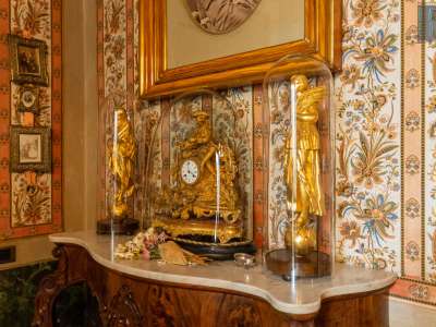 ...un antico orologio e delle statue in legno rivestite in oro zecchino raffiguranti le stagioni